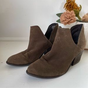 Steve Madden Adelphie bootie // size 9 / green suede leather / heel / EUC